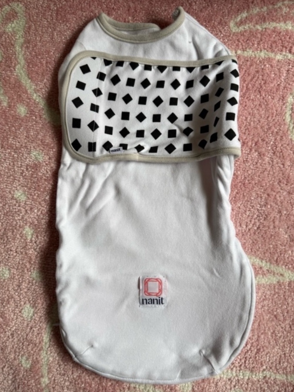 Nanit White Baby Swaddle with Black Geo Accent 0-3 months